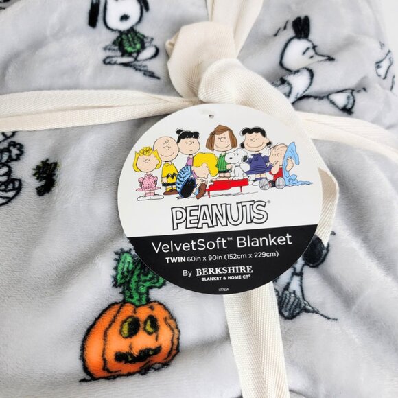 Peanuts Snoopy Halloween 60" x 90" - Twin VelvetSoft Mummy Berkshire Blanket NEW - Picture 2 of 9